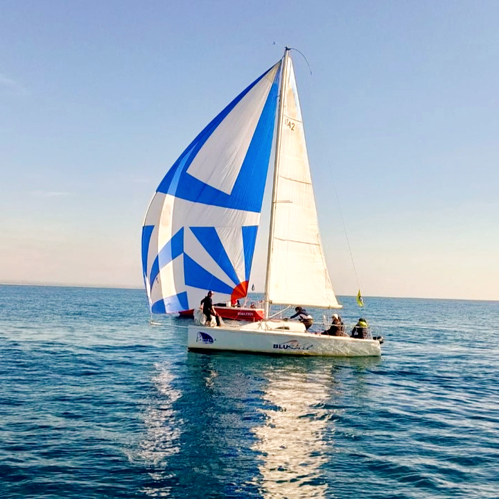 Piazarola, il 24 piedi da regata della cooperativa, in navigazione con lo spinnaker